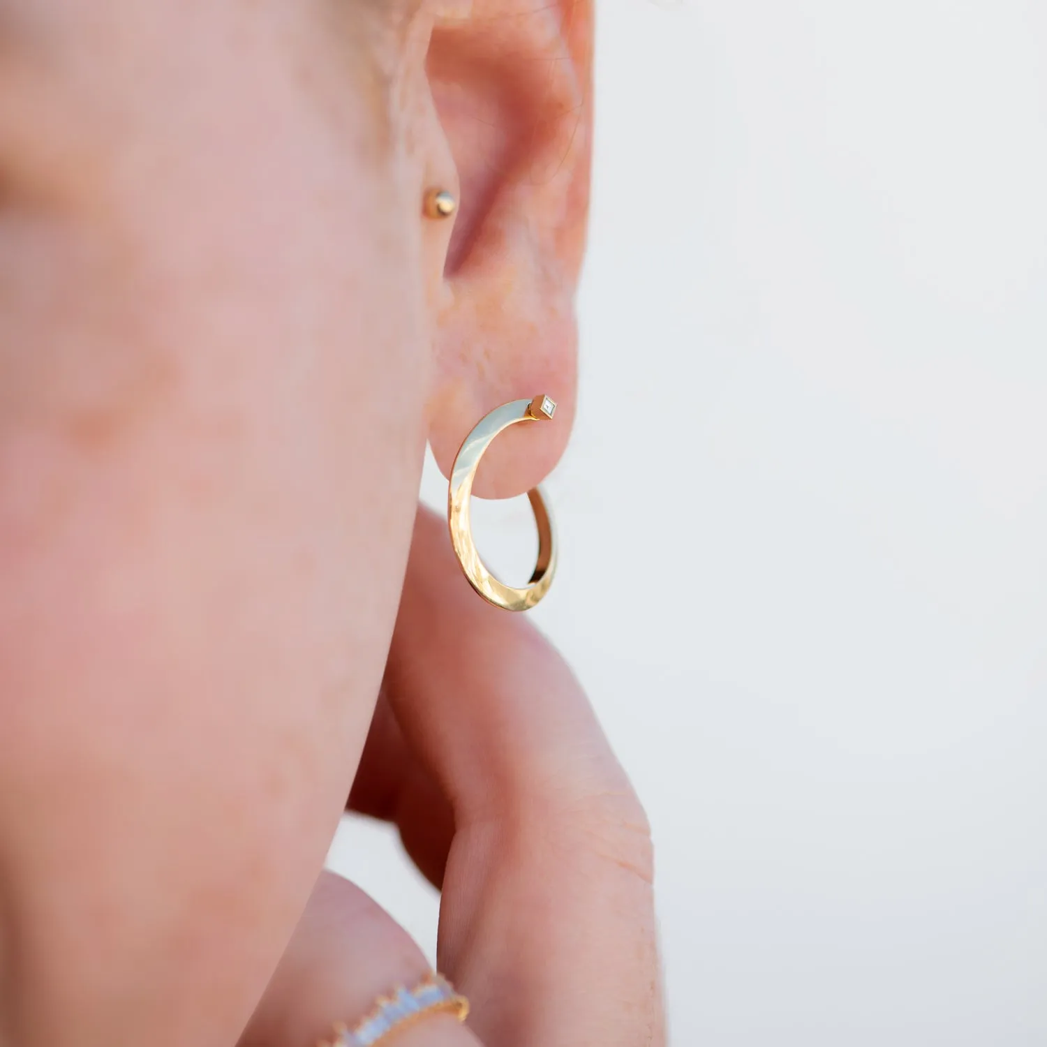 Spiral Hoop Earrings with Carre Diamond Earring Pin