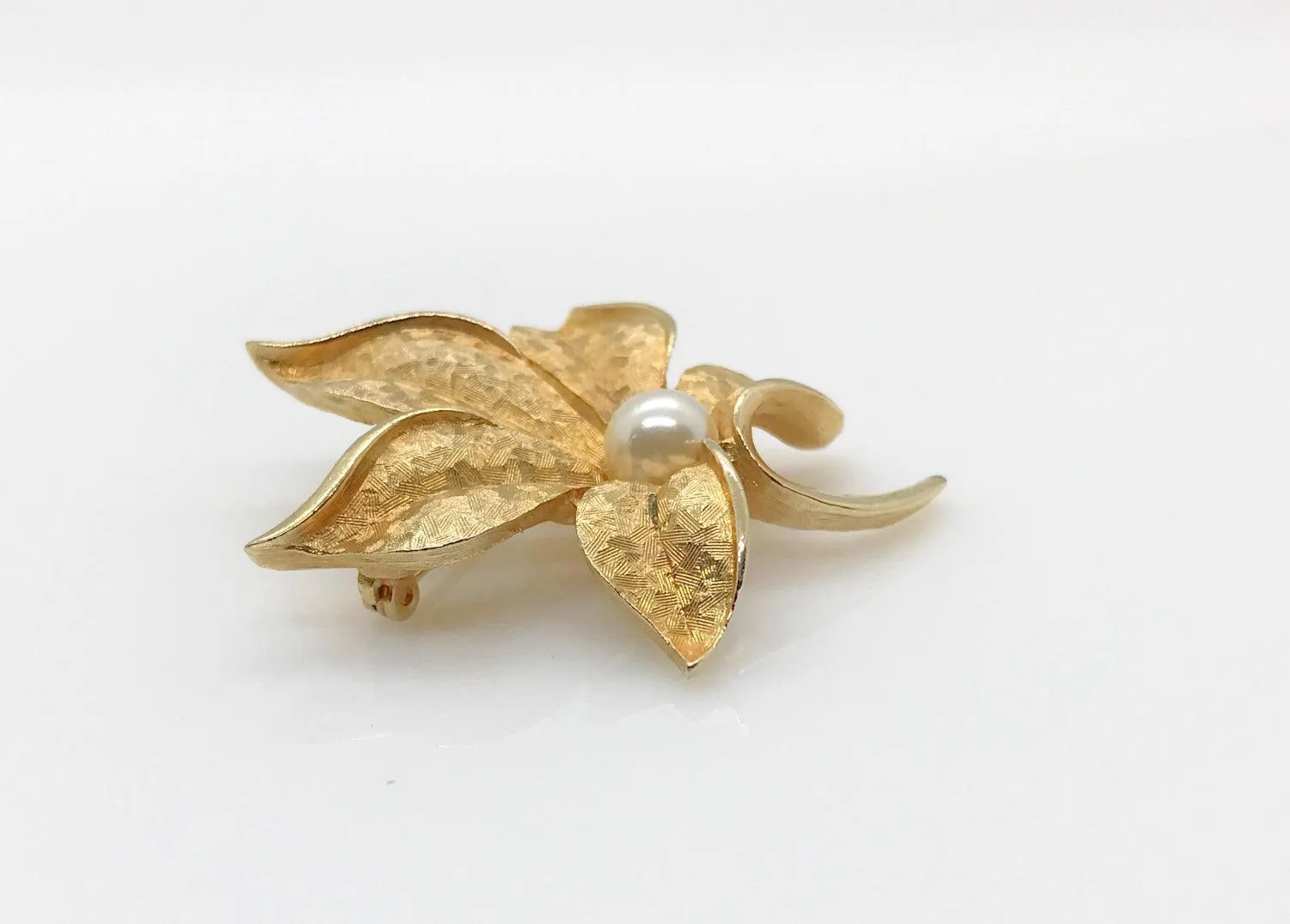 Vintage Classic Golden Leaf Brooch with Pearl