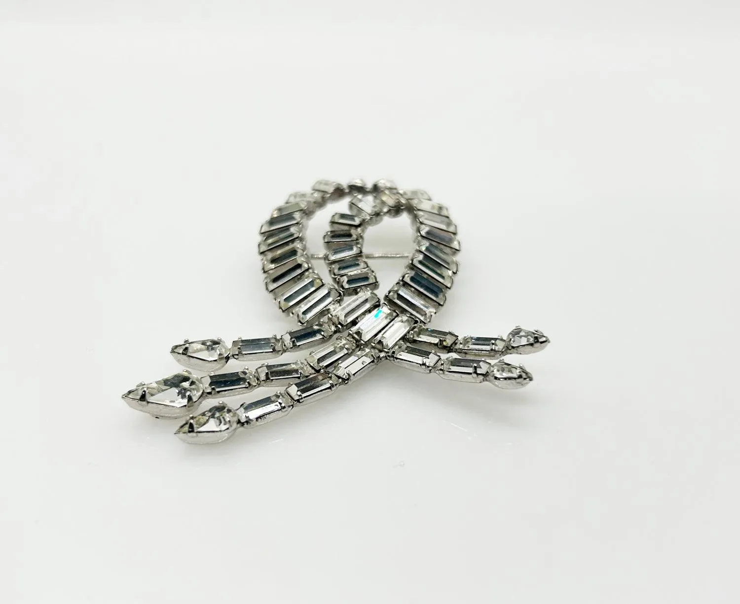 Vintage Weiss Glittering Baguette Ribbon Brooch