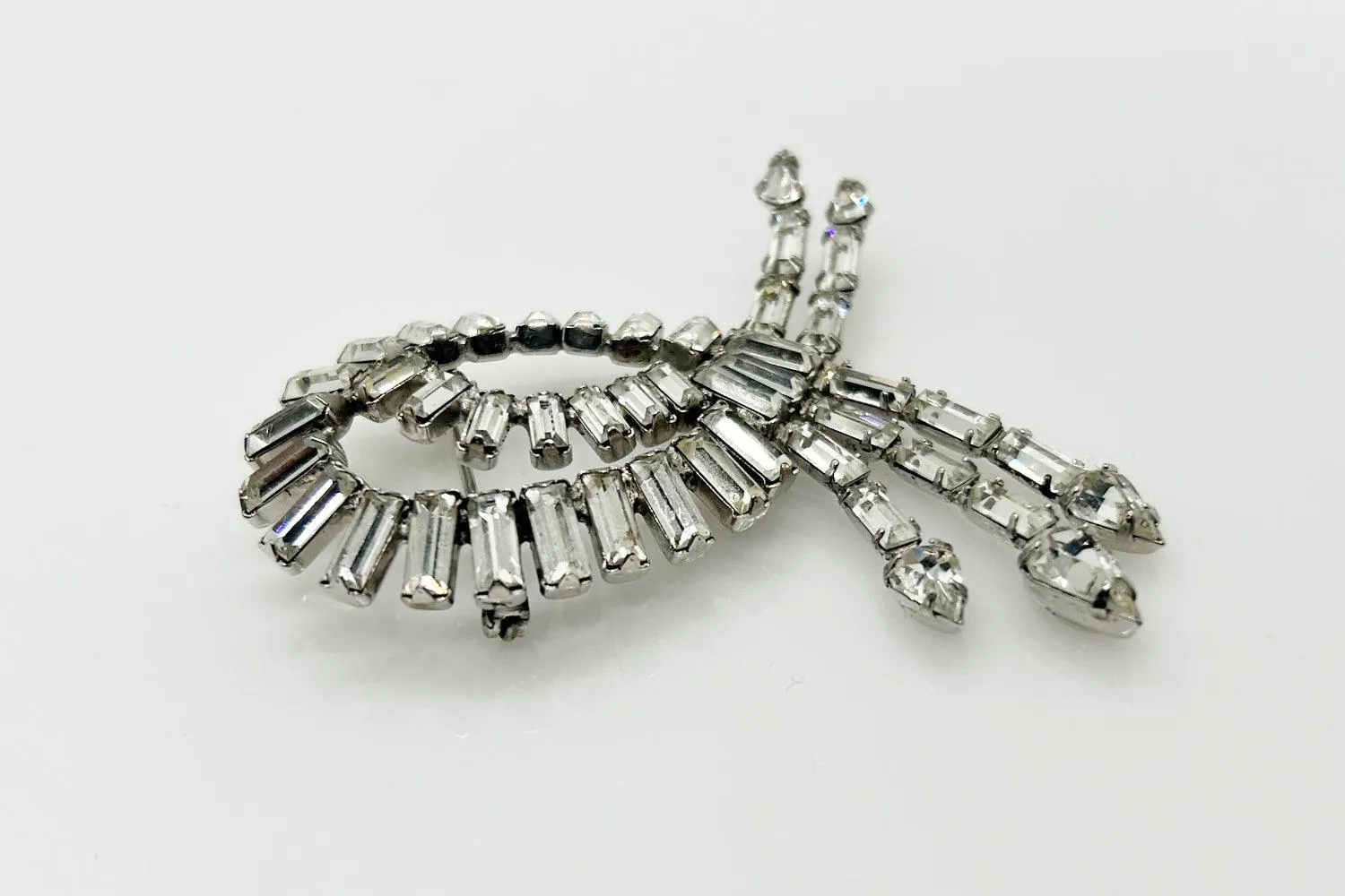 Vintage Weiss Glittering Baguette Ribbon Brooch